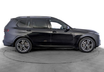 Подержанный автомобиль BMW X7 2024 года (4 фото)