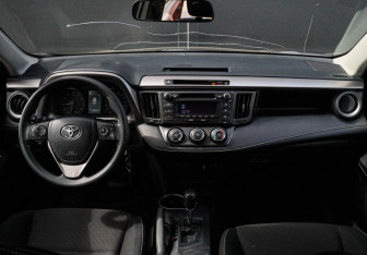 Подержанный автомобиль Toyota RAV4 2017 года (9 фото)