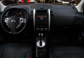 Подержанный автомобиль Nissan X-Trail 2010 года (10 фото)