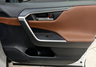 Подержанный автомобиль Toyota RAV4 2020 года (24 фото)