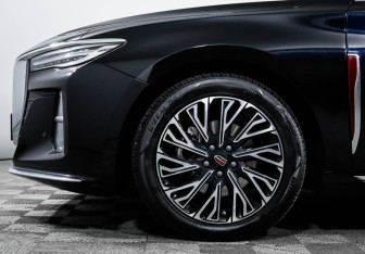 Подержанный автомобиль Hongqi H5 2023 года (15 фото)