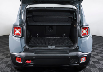 Подержанный автомобиль Jeep Renegade 2016 года (10 фото)