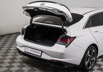 Подержанный автомобиль Hyundai Elantra Sedan 2021 года (21 фото)