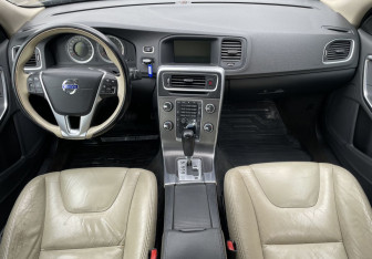 Подержанный автомобиль Volvo S60 2010 года (10 фото)