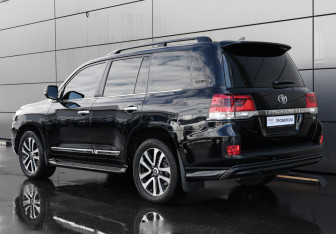 Подержанный автомобиль Toyota Land Cruiser Suv 2018 года (6 фото)