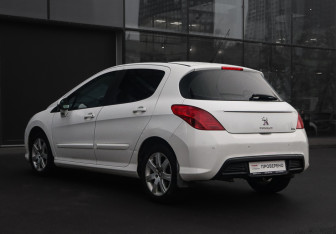 Подержанный автомобиль Peugeot 308 Hatchback 2012 года (7 фото)