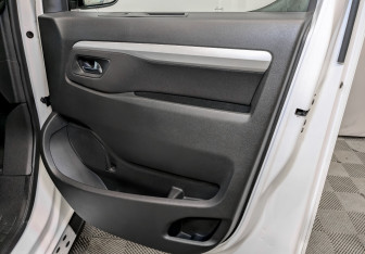 Подержанный автомобиль Peugeot Traveller 2021 года (24 фото)