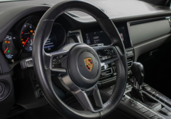 Подержанный автомобиль Porsche Macan 2019 года (14 фото)