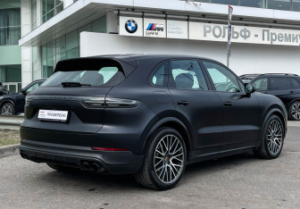 Подержанный автомобиль Porsche Cayenne 2021 года (5 фото)