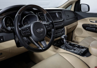 Подержанный автомобиль Kia Carnival 2020 года (14 фото)