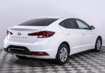 Подержанный автомобиль Hyundai Elantra Sedan 2019 года (5 фото)