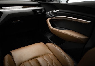 Подержанный автомобиль Audi e-tron 2021 года (22 фото)