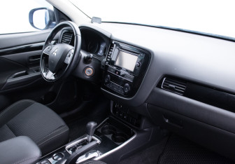 Подержанный автомобиль Mitsubishi Outlander 2019 года (10 фото)