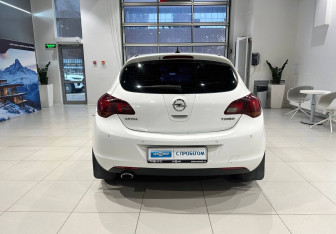 Подержанный автомобиль Opel Astra Hatchback 2012 года (5 фото)