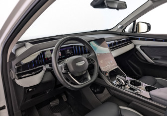 Подержанный автомобиль Geely Atlas 2024 года (15 фото)