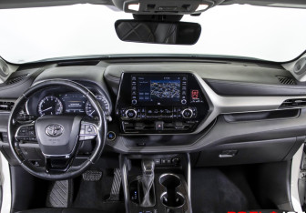Подержанный автомобиль Toyota Highlander 2021 года (14 фото)
