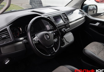 Подержанный автомобиль Volkswagen Caravelle 2018 года (10 фото)