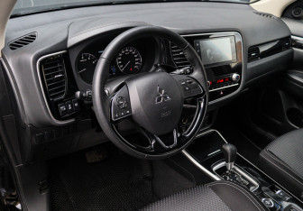 Подержанный автомобиль Mitsubishi Outlander 2020 года (11 фото)