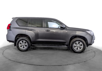 Подержанный автомобиль Toyota Land Cruiser Prado 2021 года (4 фото)