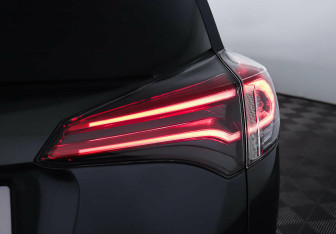 Подержанный автомобиль Toyota RAV4 2015 года (9 фото)