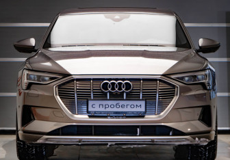 Подержанный автомобиль Audi e-tron 2021 года (2 фото)