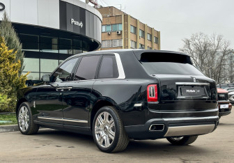 Подержанный автомобиль Rolls-Royce Cullinan 2019 года (7 фото)