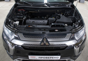 Подержанный автомобиль Mitsubishi Outlander 2020 года (9 фото)