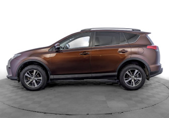 Подержанный автомобиль Toyota RAV4 2017 года (8 фото)