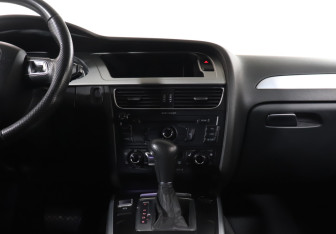 Подержанный автомобиль Audi A4 Sedan 2011 года (14 фото)