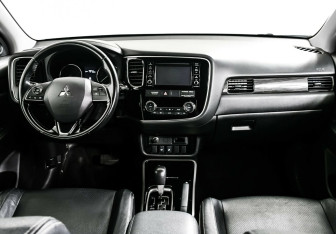 Подержанный автомобиль Mitsubishi Outlander 2017 года (7 фото)