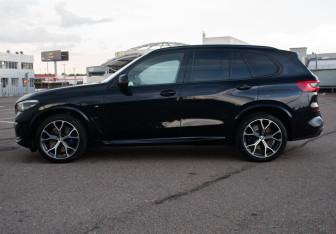 Подержанный автомобиль BMW X5 2019 года (8 фото)