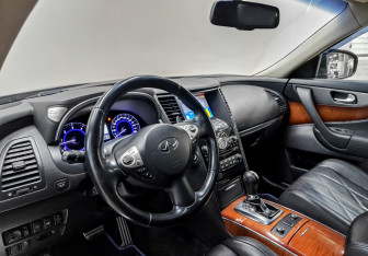 Подержанный автомобиль Infiniti QX70 2013 года (16 фото)