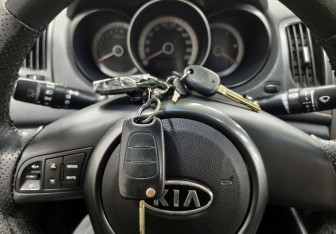 Подержанный автомобиль Kia Cerato Coupe 2011 года (14 фото)