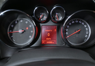 Подержанный автомобиль Opel Astra Wagon 2012 года (10 фото)