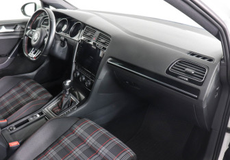 Подержанный автомобиль Volkswagen Golf GTI Hatchback 2014 года (10 фото)