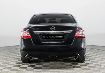 Подержанный автомобиль Nissan Teana 2015 года (6 фото)