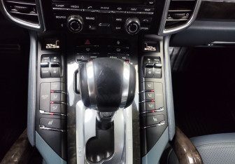 Подержанный автомобиль Porsche Cayenne 2012 года (19 фото)