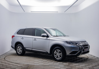Подержанный автомобиль Mitsubishi Outlander 2019 года (3 фото)