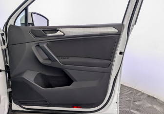 Подержанный автомобиль Volkswagen Tiguan 2021 года (24 фото)