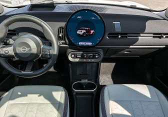 Подержанный автомобиль MINI Hatch 2025 года (12 фото)