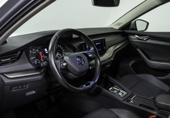 Подержанный автомобиль Skoda Octavia Liftback 2020 года (10 фото)