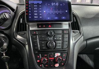 Подержанный автомобиль Opel Astra Hatchback 2011 года (12 фото)