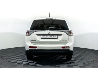 Подержанный автомобиль Mitsubishi Outlander 2012 года (6 фото)
