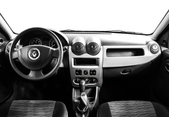Подержанный автомобиль Renault Sandero 2013 года (11 фото)