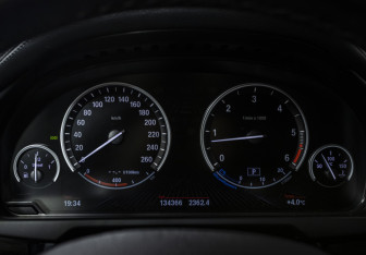 Подержанный автомобиль BMW X6 2016 года (12 фото)