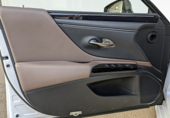 Подержанный автомобиль Lexus ES 2023 года (12 фото)