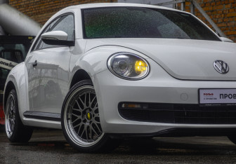 Подержанный автомобиль Volkswagen Beetle Hatchback 2013 года (4 фото)