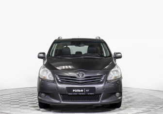 Подержанный автомобиль Toyota Verso 2012 года (2 фото)