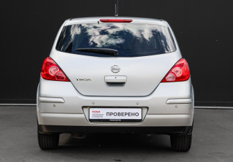 Подержанный автомобиль Nissan Tiida Hatchback 2010 года (5 фото)