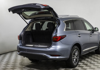 Подержанный автомобиль Infiniti QX60 2016 года (17 фото)